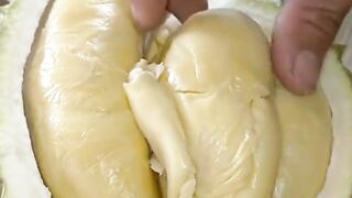 eat durian fruit