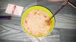 Makan malam dlu kita mie