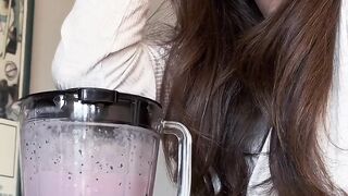 Osman Aygul in pregrancy making shake for herself