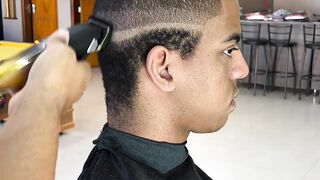 ????" #BarbershopConnect #ModernHairstyle #TrendingHaircuts #ProfessionalBarber #GentlemenStyle #ClassicFade