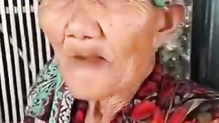 Nenek Gokil sedang bersenandung