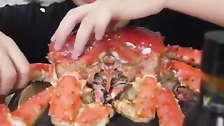 Makan alaskan king crab sesuai emoji