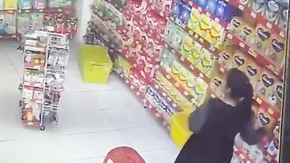 Virallll....ibu ibu mencuri susu di minimarket