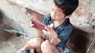 seorang anak kecil yang dihinggapi lalat