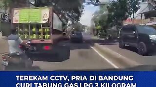 Virallll bapak bapak mencuri gas langsung dari mobilnya