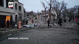 Aftermath of deadly strike on Ukraine's southern city of Kherson.mp4