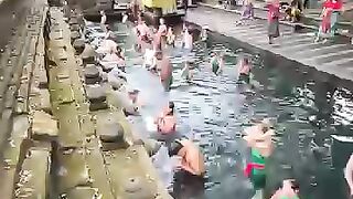 Pancoran Suci Tirta Empul yang ampuh menyembuhkan penyakit #shorts #viralvideo #tirtaempul #bali