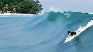 beach krui untuk olahraga surfing dengan ombak yang bagus