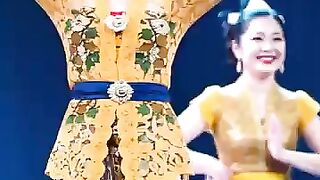 Penampilan Kebaya yang Memikat di Panggung Seni Durasi: 00:00:48