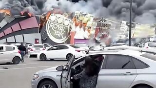 A massive fire erupted on Thursday at the Royal Yak building in Culiacán