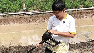 look for cell phones in the mud with a metal detector