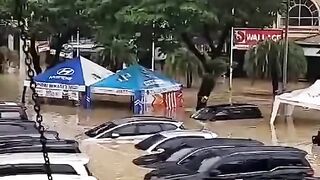 Puluhan mobil ke rendam air banjir