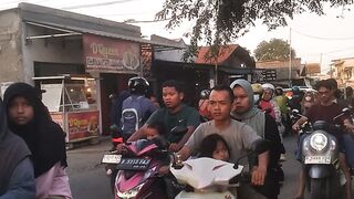 Jalan Menuju Desa Sukajaya Jelang Magrib Macet