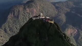 ???? "Adam’s Peak: Sri Lanka’s Sacred Mountain of Legends, Sunrise, and Soul-Stirring Journeys"