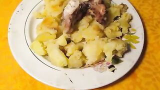 Скумбрия запечёная с чесноком и луком