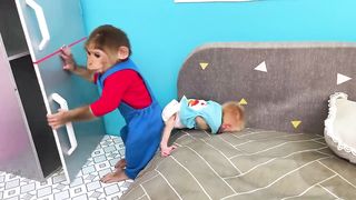 Monkey and her baby joining in search of food