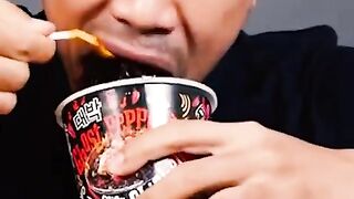 TANBOY KUN EATS GHOST PEPPER NOODLES, IT'S SPICY‼️