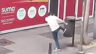 Man VS Trash Can, un homme se bat avec une poubelle